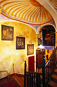 Beleuchtetes Treppenhaus in der Posada de la Casa di Abad, Ampudia, Kastilien, Spanien, Europa