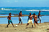 Jungen spielen Fussball am Strand, Puerto Viejo, Costa Rica, Karibik, Amerika