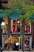 Shoppen in der Newbury Street, Boston, Massachusetts, USA