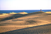 Menschen auf Sanddünen im Sonnenlicht, Maspalomas, Gran Canaria, Kanarische Inseln, Spanien, Europa