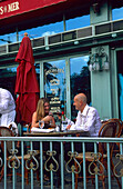 Ein Paar und ein Kellner in der Brasserie des Paris Paris Hotel und Kasino, Las Vegas, Nevada, Amerika