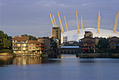 Millennium Dome mit Siedlung in, Docklands, London England