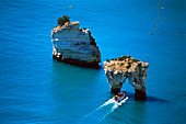 Blick auf Felsformation und Boot im Meer, Baie delle Zagare, Gargano, Provinz Foggia, Apulien, Italien, Europa