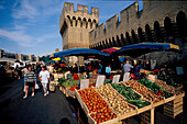 Samstagsmarkt, Stadtmauer, Avignon, Provence Frankreich