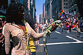 Frau mit Chamäleon, Christopher Street Day New York, USA