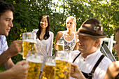Freunde in Biergarten beim Starnberger See, Bayern, Deutschland