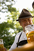 Älterer Mann in Biergarten beim Starnberger See, Bayern, Deutschland