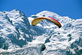 Paraglider am Montblanc, Chamonix, Haute-Savoie, Frankreich