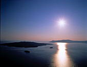 Blick auf die Insel Nea Kameni bei Sonnenuntergang, Santorin, Kykladen, Griechenland, Europa