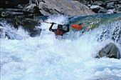 Wildwasser Kajakfahren in Verzascatal, Tessin, Schweiz