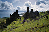 Old man of Storr, Felsformation unter Wolkenhimmel, Isle of Skye, Schottland, Grossbritannien, Europa