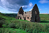 Die Ruine von Crichton Castle unter Wolkenhimmel, East Lothian, Schottland, Grossbritannien, Europa