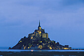 Mont Saint Michel bei Nacht, Normandie, Frankreich