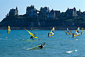 Küste und Windsurfer im Sonnenlicht, Dinard, Bretagne, Frankreich, Europa