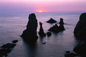 Felsen im Meer bei Sonnenuntergang, Port Coton, Belle Ile, Morbihan, Bretagne, Frankreich, Europa