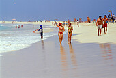 Zwei Frauen gehen am Strand entlang, Santa Maria, Sal, Kap Verde, Afrika