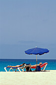 Frauen auf Sonnenliegen am Strand, Santa Maria, Sal, Kap Verde, Afrika