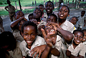 Eine Gruppe lachender Schüler auf dem Schulhof, Port Antonio, Jamaika, Karibik