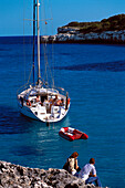 Segelboot in Bucht, Cala Mondrago, südl. Cala d´Or Mallorca, Balearen, Spanien