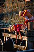 Kinder angeln nach Krebsen, Reusen, Havstensund, Schweden