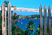 Blick durch einen Holzzaun auf die Friendship Bay, Insel Bequia, St. Vincent und die Grenadinen, Karibik, Amerika