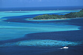 Segelboot in der Lagune, Motu Toopua, Insel re., hinten Riff, Bora-Bora Franz. Polynesien, Suedpazifik