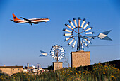 Windmuehlen an Fincas, oestl. Palma, Mallorca Balearen, Spanien