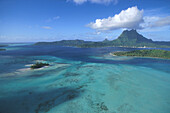 Motu Tapu Insel li., in der Lagune, Hauptinsel mit Berg Pahia 661m, Bora-Bora, Franzoesisch Polynesien