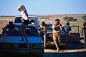Wartende Boxer mit Kinder, Autopanne in Simpson Desert, Queensland, Australien