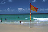 Bondi Beach, Fahne der Lifeguards, zeigt ueberwachten Badeberei, Bondi Sydney, New South Wales, Australien