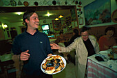 Kellner serviert Fischplatte, Restaurant, Puerto de Soller Mallorca, Spanien