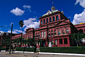 Das Parlamentsgebäude The Red House unter blauem Himmel, Port of Spain, Trinidad, Trinidad und Tobago, Karibik, Amerika