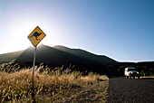 Strassenschild und einsamer Jeep unter blauem Himmel im Grampians Nationalpark, Australien