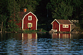 Holzhaus am noerdlichen Ufer des Sees, Sommen, oestlich Tranas Oestra Goetland, Schweden