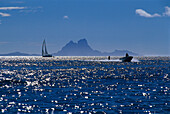 Wasserski und segeln, Bora Bora, Französisch Polynesien