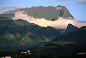 Berggipfel über Wolken im Sonnenlicht, Tahiti, Französisch Polynesien, Ozeanien
