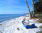 Boot und Menschen am Strand im Sonnenlicht, Strandmarken, Bornholm, Dänemark, Europa