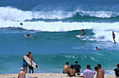Menschen am Strand und Surfer in der Brandung, Bondi Beach, Sydney, New South Wales, Australien