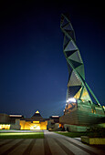 Der beleuchtete Turm des Museums für zeitgenössische Kunst, Art Tower Mito, Ibaraki Stadt, Osaka, Japan