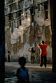 Menschen in einer schmalen Gasse in der Altstadt, Sansibar, Tansania, Afrika