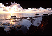Fischerboote liegen bei Sonnenaufgang am Strand, Matemwe beach, Sansibar, Tansania, Afrika