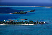 Blick auf Palmenstrand und die Wasserbungalows des Hotels Moana Beach, Bora Bora, Französisch Polynesien, Ozeanien