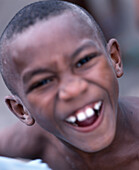 Junge zieht eine Grimasse, Portrait, Cape Verde