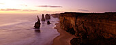 Twelve Apostles bei Sonnenuntergang, Port Campbell Nationalpark, Great Ocean Road, Victoria, Australien