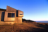Modernes Holzhaus mit Meerblick unter blauem Himmel, Kalifornien, USA, Amerika