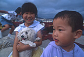 Kinder am Hafen, Wajima Japan