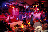 Menschen tanzen in der Diskothek La Pacha, Ibiza, Kanarische Inseln, Spanien, Europa