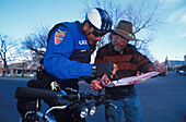 Polizist erkaert Tourist den Weg, Santa Fe, New Mexico, USA STUeRTZ S.105o.