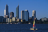 Segeln auf dem Swan River, Downtown, Perth WA, Australien
