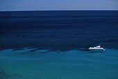 Jacht in Bucht Clala Boix, Ostspitze, Ibiza Balearen, Spanien